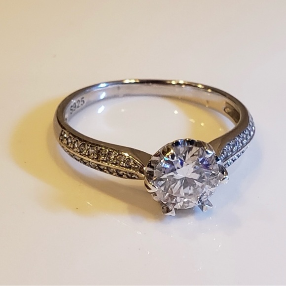 925 Sterling Silver Ring with Moissanite Gemstone - Picture 2 of 4